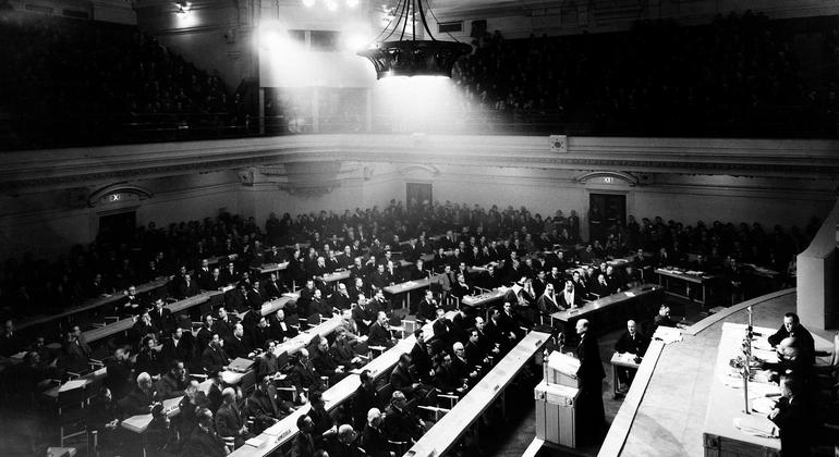 В одном из залов Вестминстерского дворца в Лондоне собрались делегации 51 государства, подписавшего Устав ООН. 